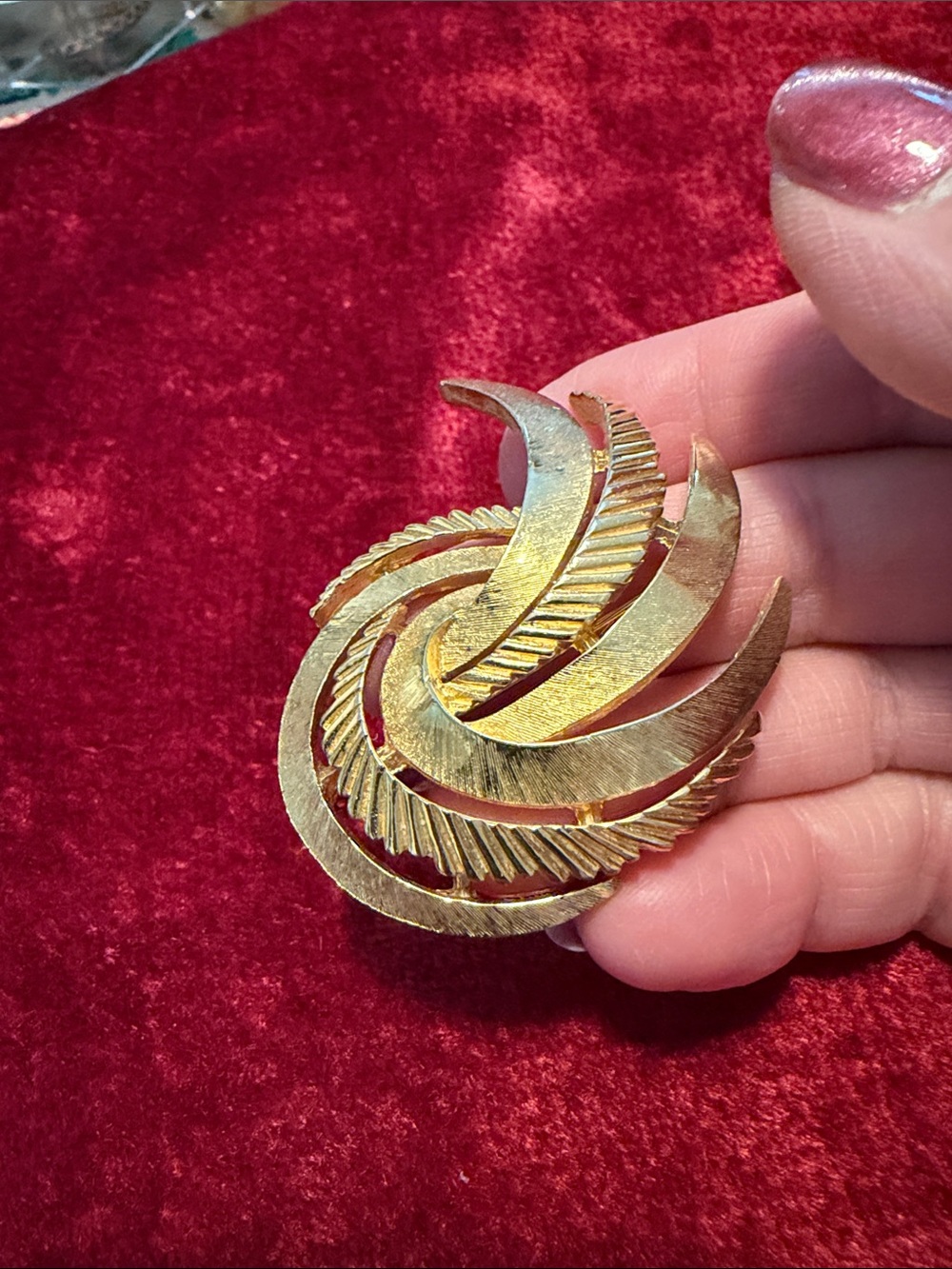 Vintage Gold-Tone Swirl Feather Motif Brooch - unsigned